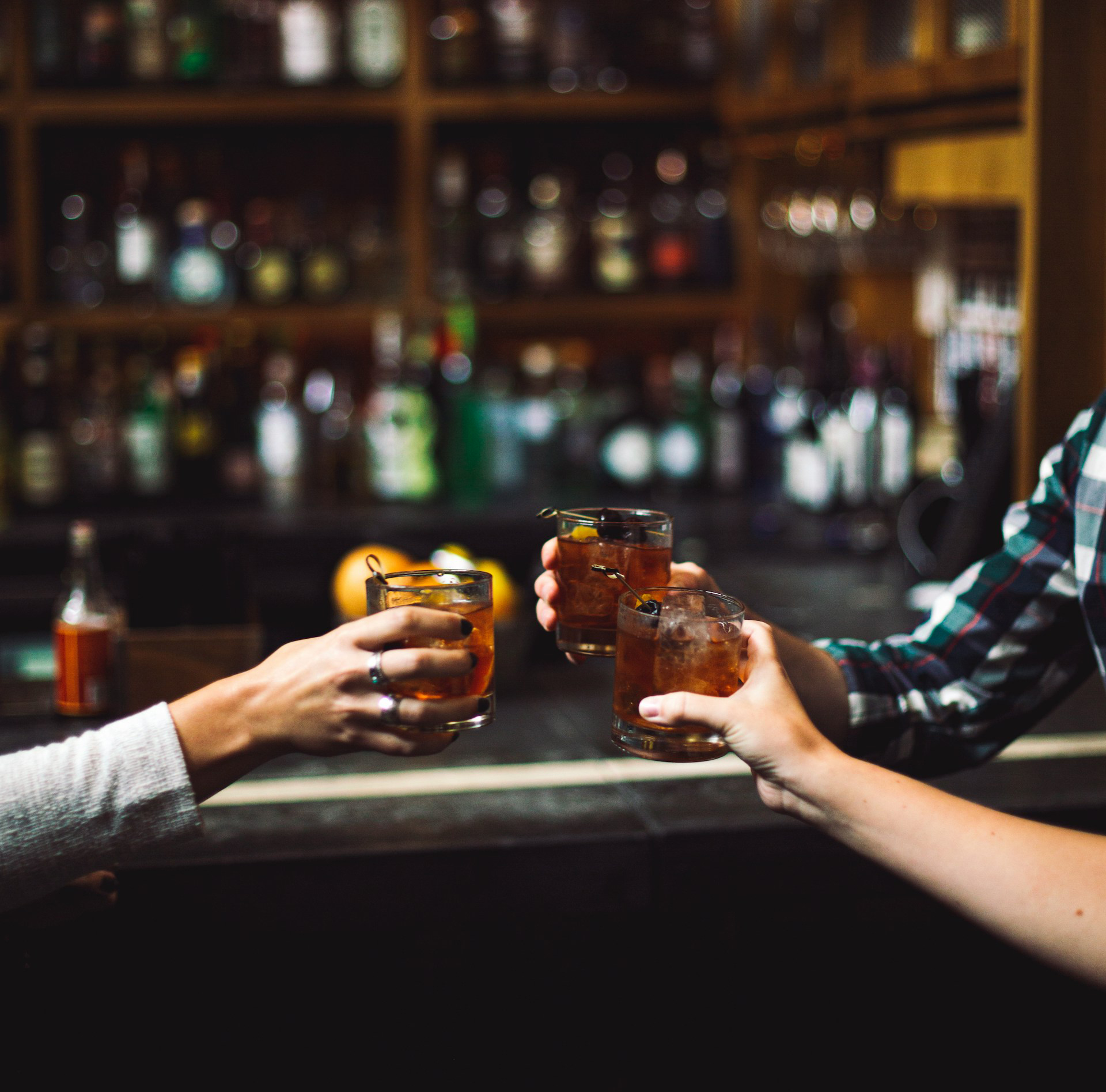 Trois personnes trinquant des verres.